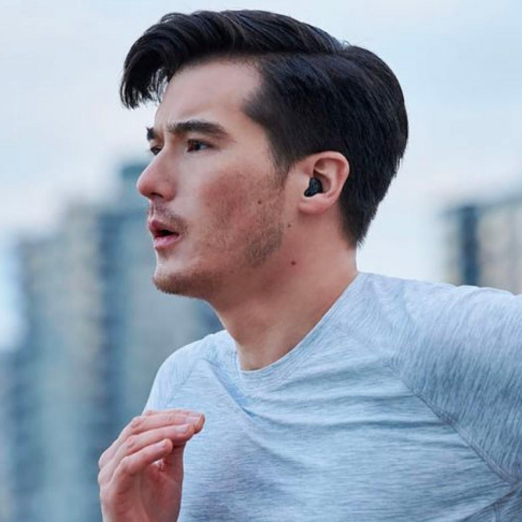 Image of a man running in Phonak hearing aids